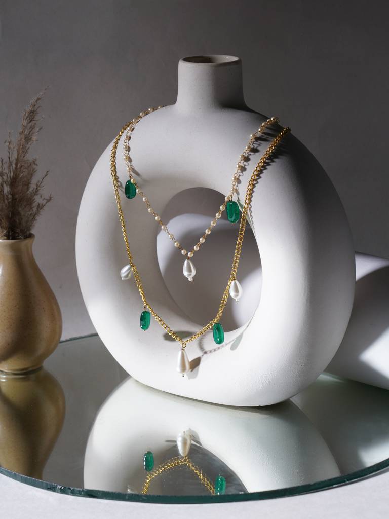 Layered Pearl And Gold Neckpiece With Green Stones : RRA23-60