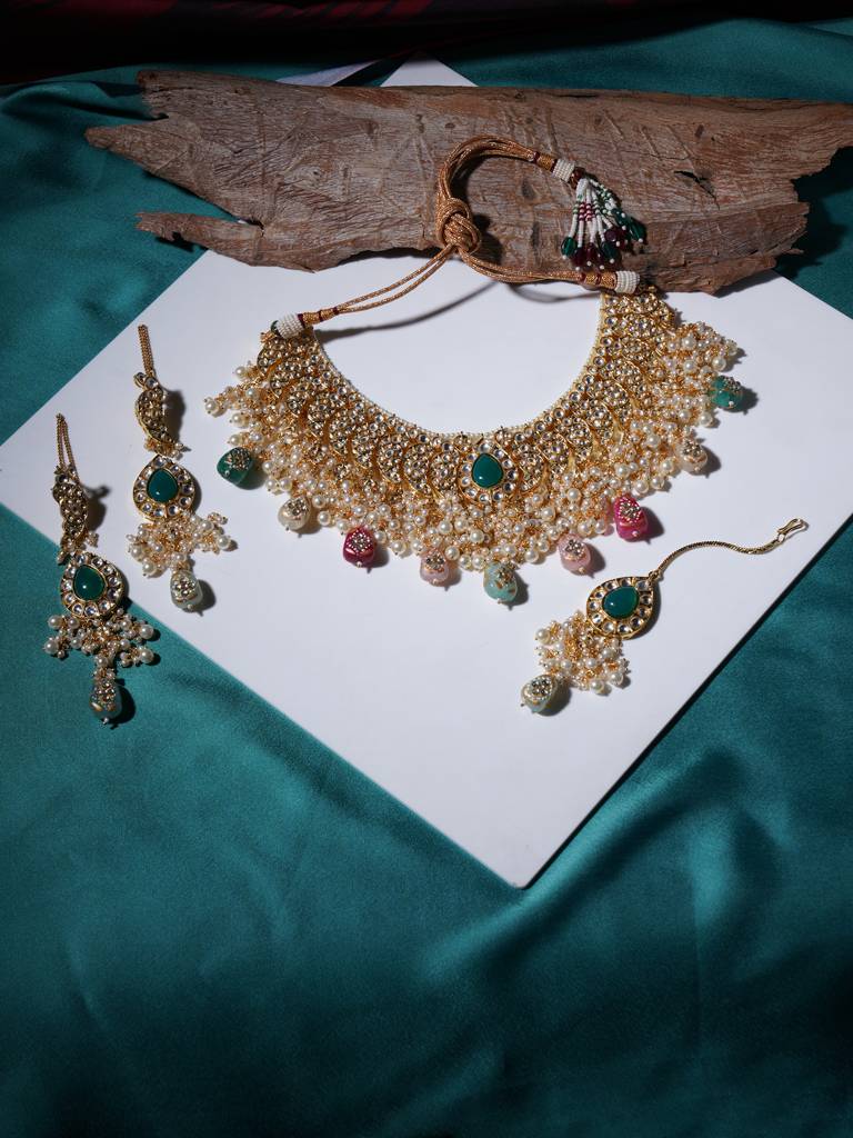 Maharani Kundan Choker With Green Centrepiece & Matching Earrings & Maang Tikka : RRA23-7