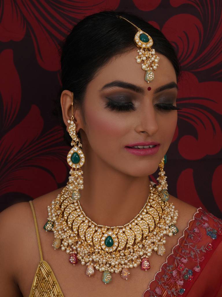 Maharani Kundan Choker With Green Centrepiece & Matching Earrings & Maang Tikka : RRA23-7