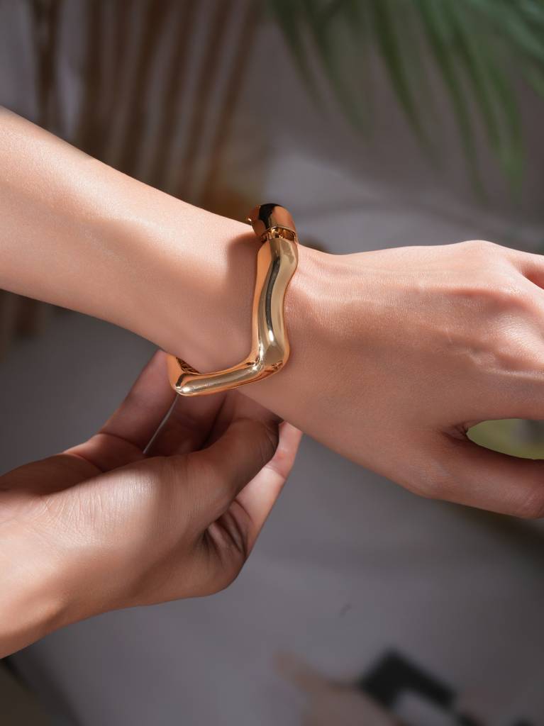 Zelci Sculpt Wave Bangle · Eternz