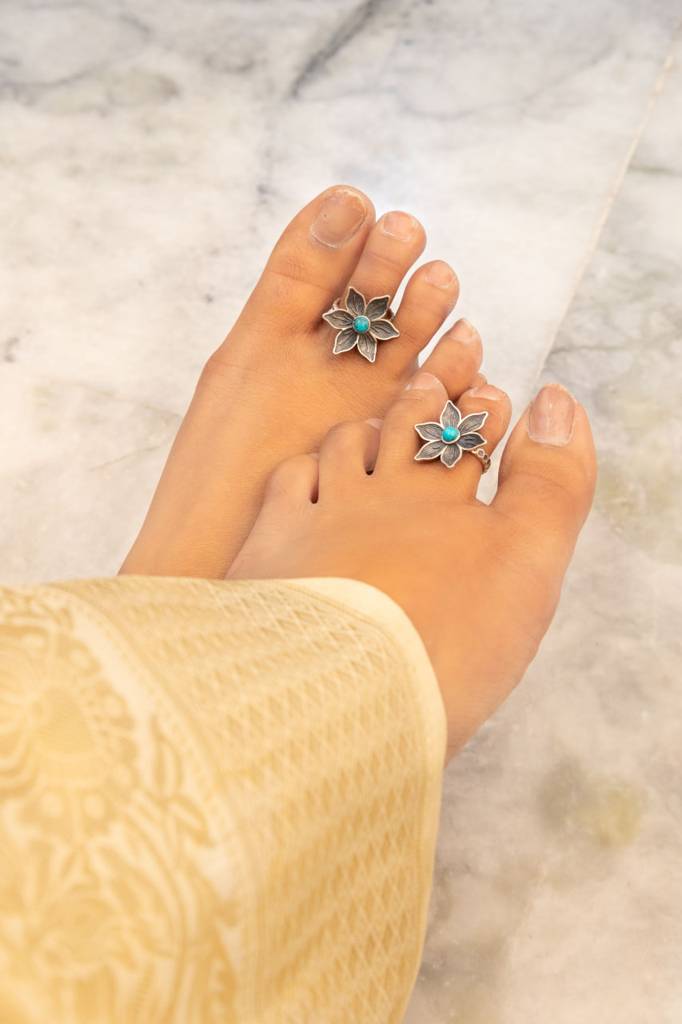 Moh Intricate Flower Turquoise Toe Ring : SK309884