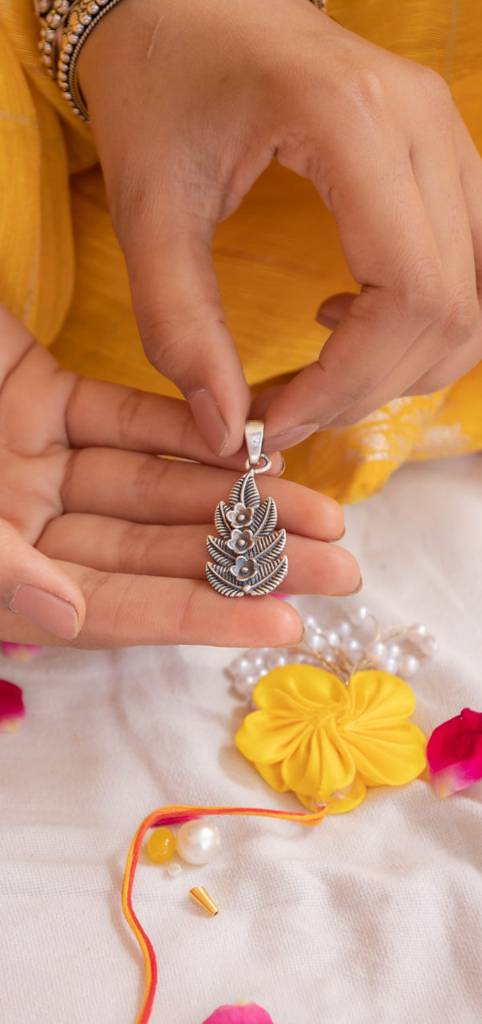 925 Sterling Silver Intricate Leaf Pendant Blooming Lumba Rakhi : SRK505214
