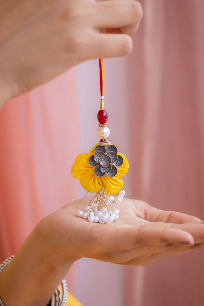 925 Sterling Silver Textured Flower Necklace Blooming Lumba Rakhi : SRK505216