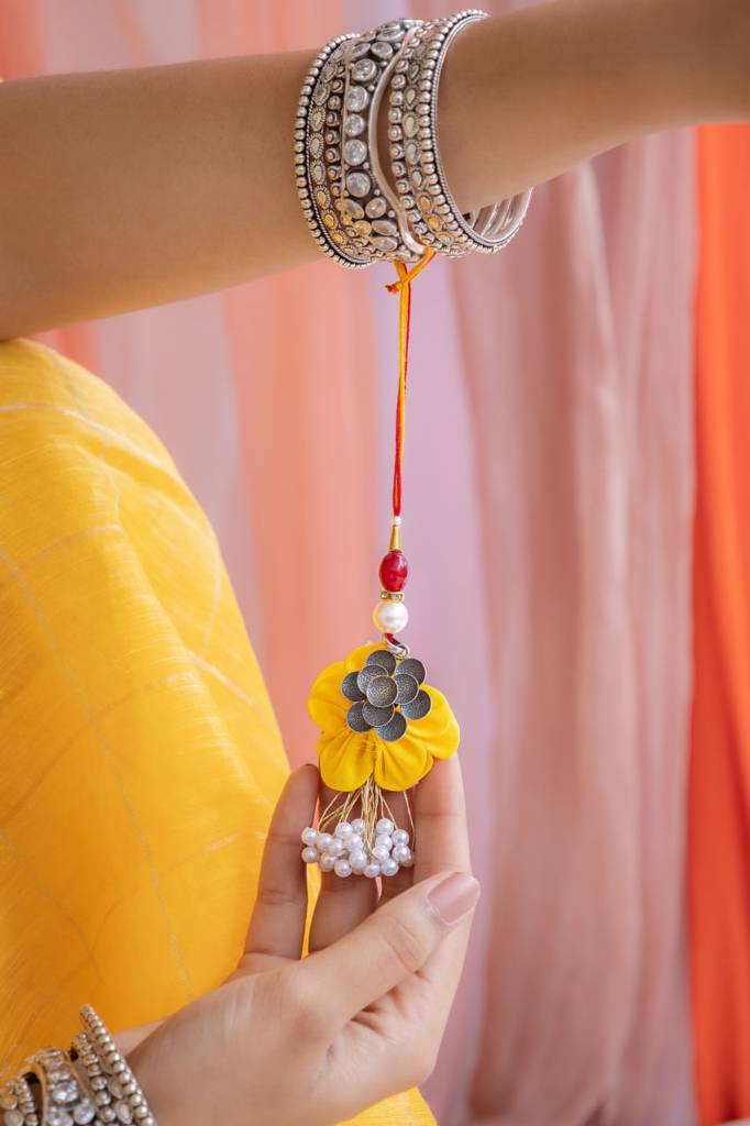925 Sterling Silver Textured Flower Necklace Blooming Lumba Rakhi : SRK505216