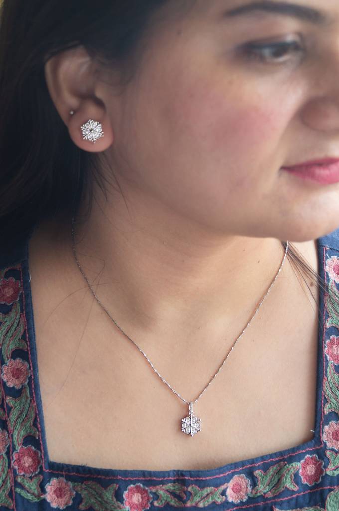 Snow Flake Sterling Silver Pendant Set With Chain : MZSJPSC574D2220