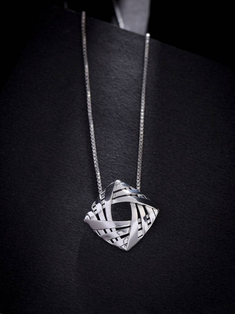 Kicky And Perky 925 Sterling Silver Weave Pendant With Chain For Women : SILGENP007