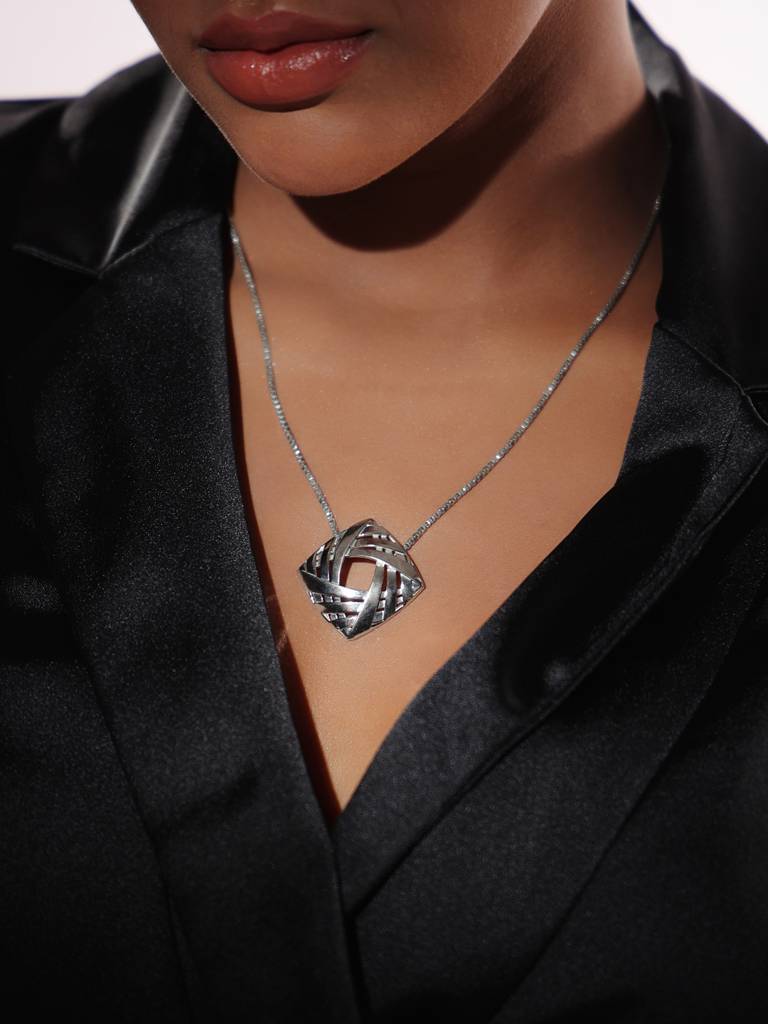 Kicky And Perky 925 Sterling Silver Weave Pendant With Chain For Women : SILGENP007