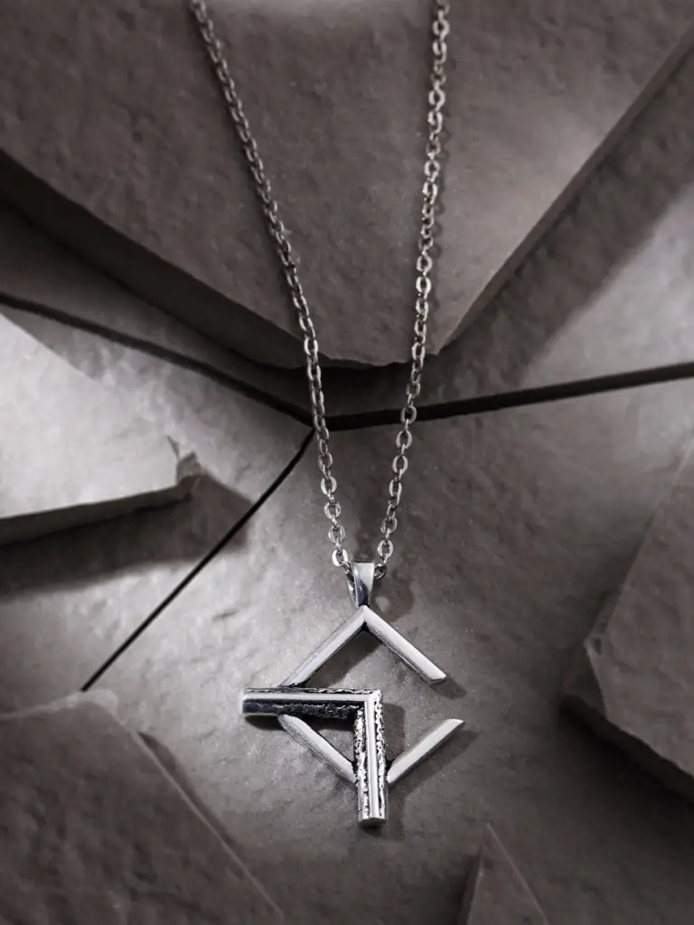 925 Sterling Silver With Men Pendant With Chain : SILMENP011_S