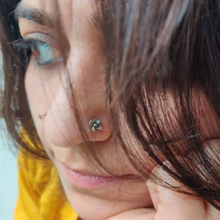 Tiny Flower Nosepin-Wire : SJ47-W