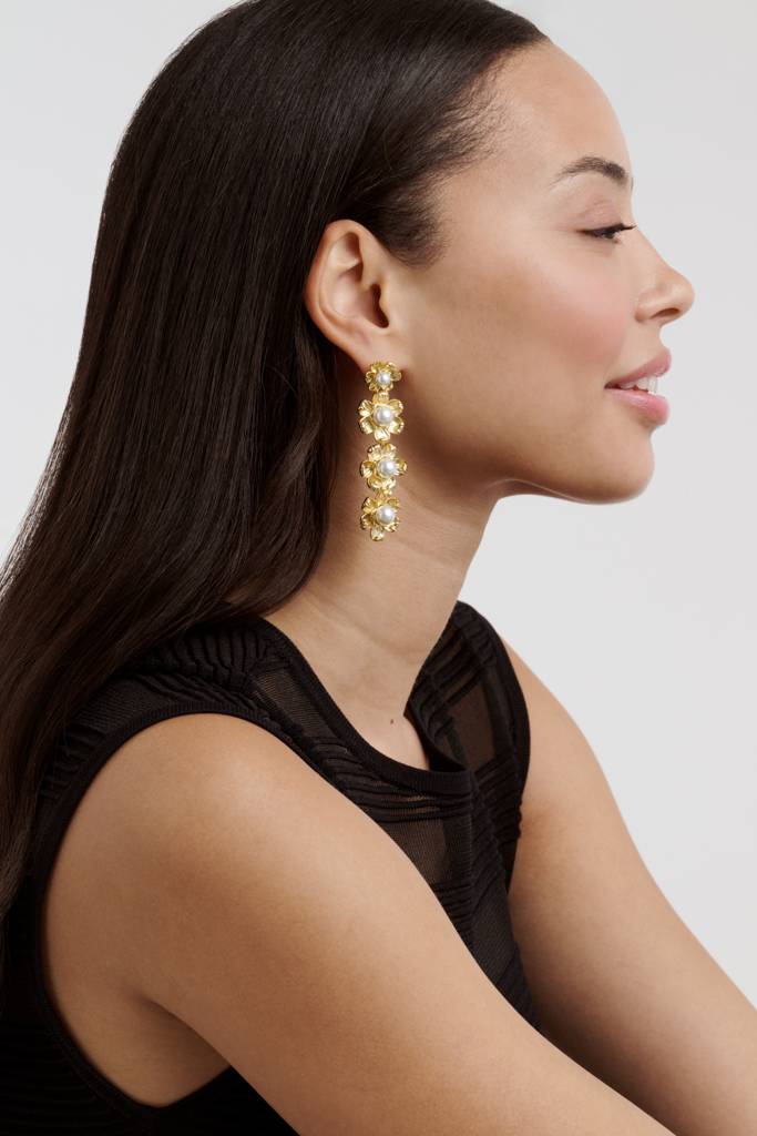 Darlena: Daisy Pearl Statement Drop Earrings : TBJ4030-02-28